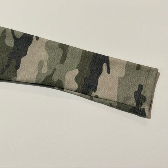 NWT Yelete Camo Long Sleeve Round Hem Keyhole Neckline Women's Size S - Picture 8 of 13